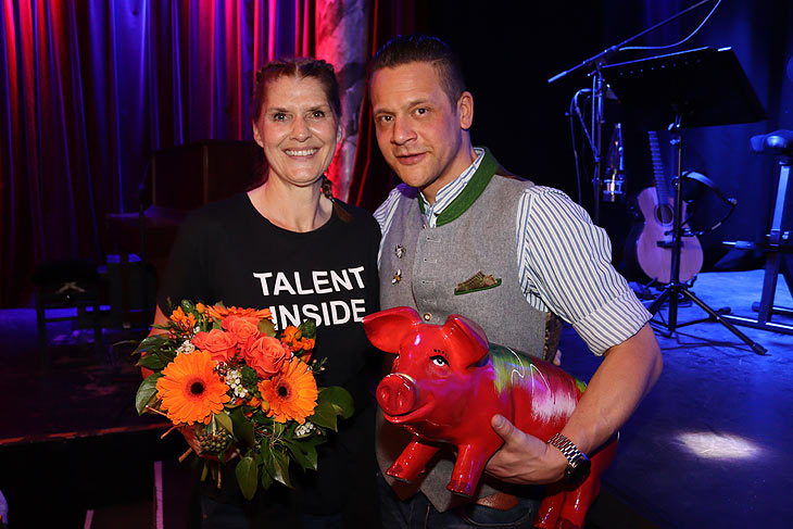 Corina Binzer und "Da Míchi" (Mugesser) vor der Bühne des Theater Drehleier am 04.03.2022 (©Foto: Martin Schmitz)(